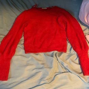I’m selling a New In fuzzy sweater. Women’s size small